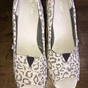 Sz 7 wedge Toms cheetah print tan and black